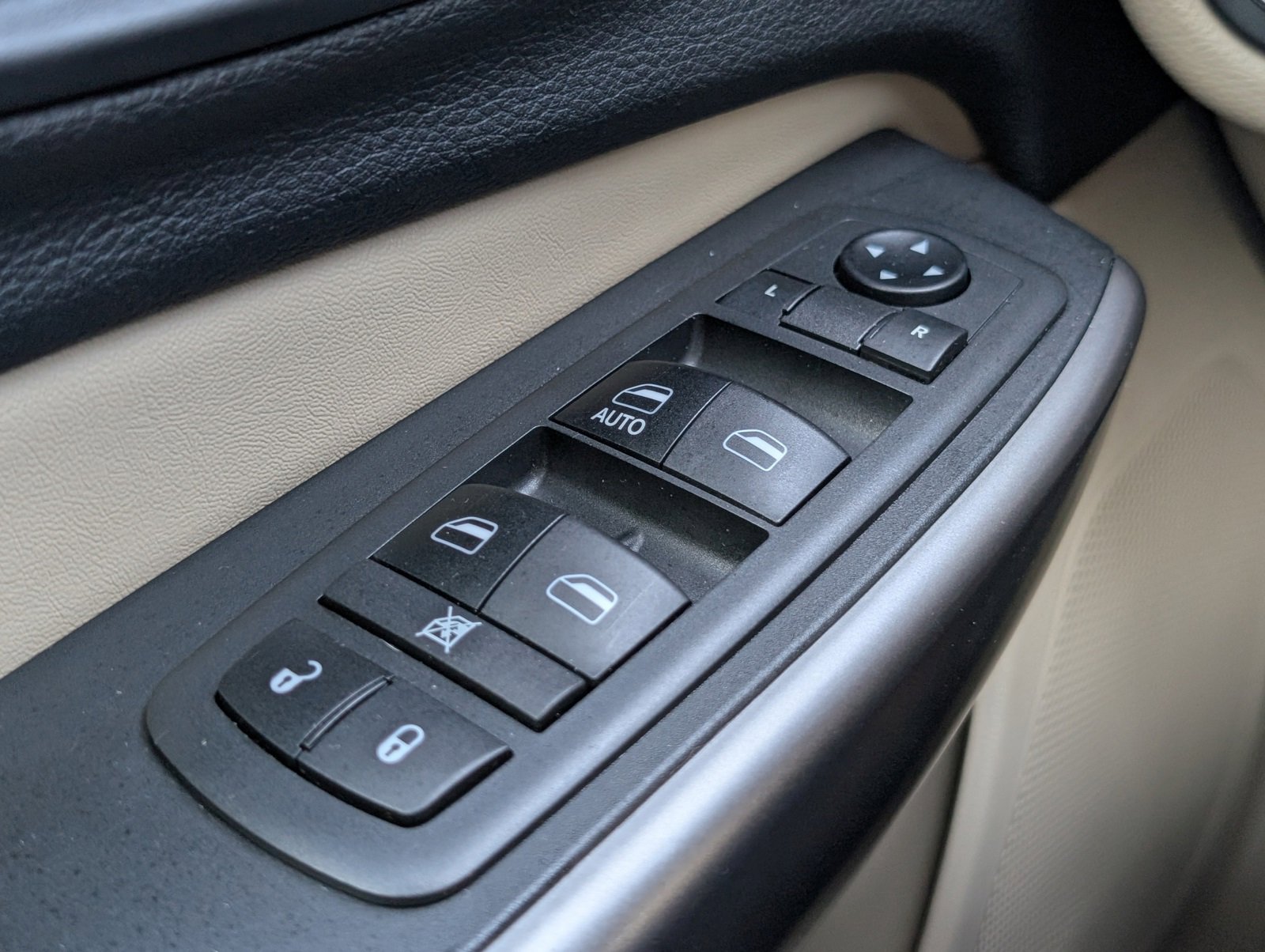 Certified 2019 Jeep Cherokee Latitude w/ Cold Weather Group image 23