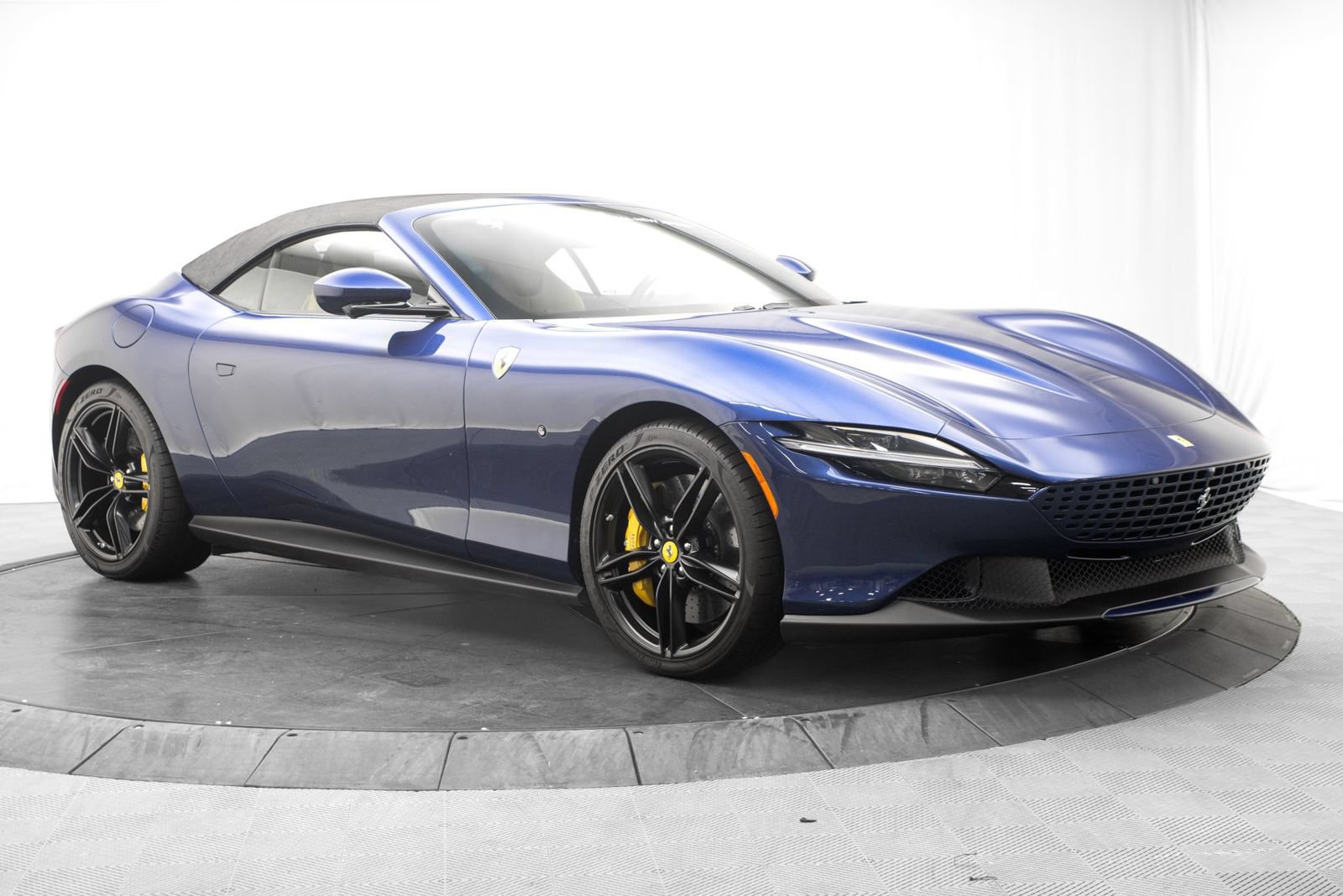 Used 2025 Ferrari Roma Spider RWD image 9