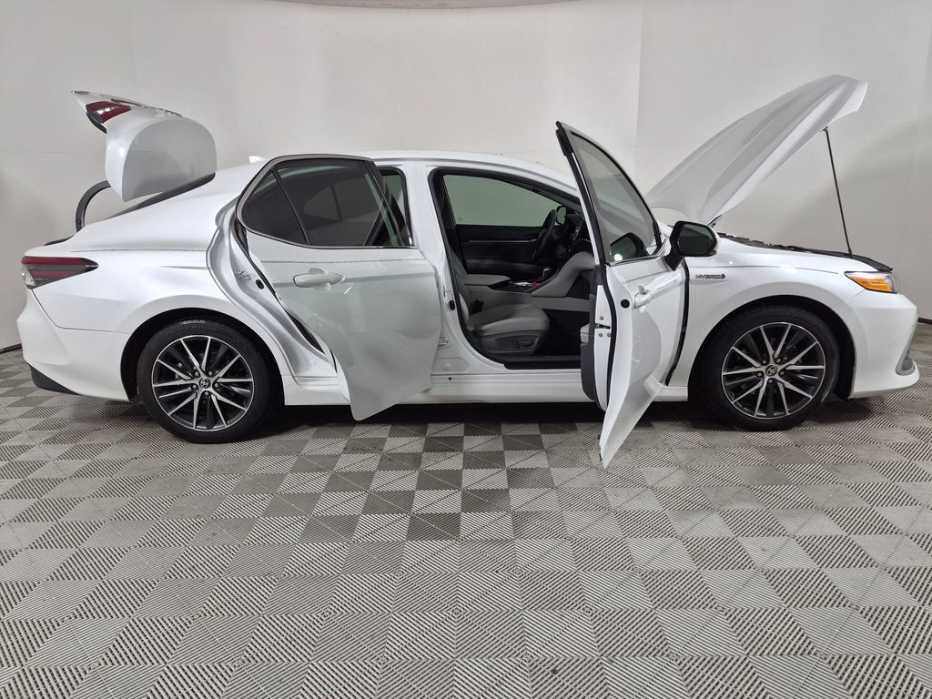 Used 2021 Toyota Camry XLE w/ Navigation Upgrade Package FWD image 9