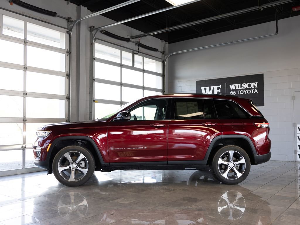 Used 2023 Jeep Grand Cherokee Limited w/ Trailer Tow Prep Group (B) AWD/4WD image 1