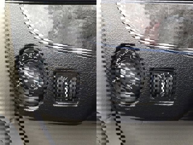 Used 2015 Chrysler Town & Country Touring w/ Driver Convenience Group image 21