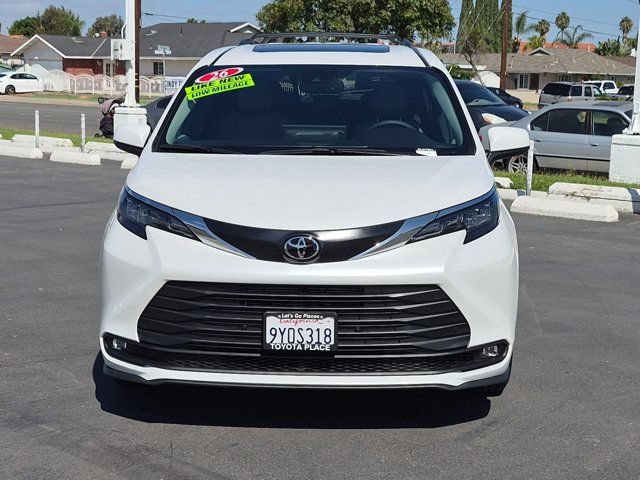 Used 2026 Toyota Sienna XLE FWD image 2