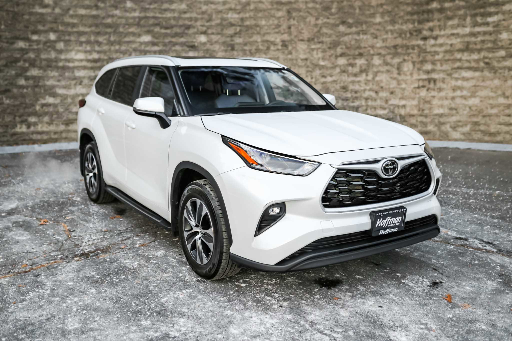 Certified 2023 Toyota Highlander XLE image 2