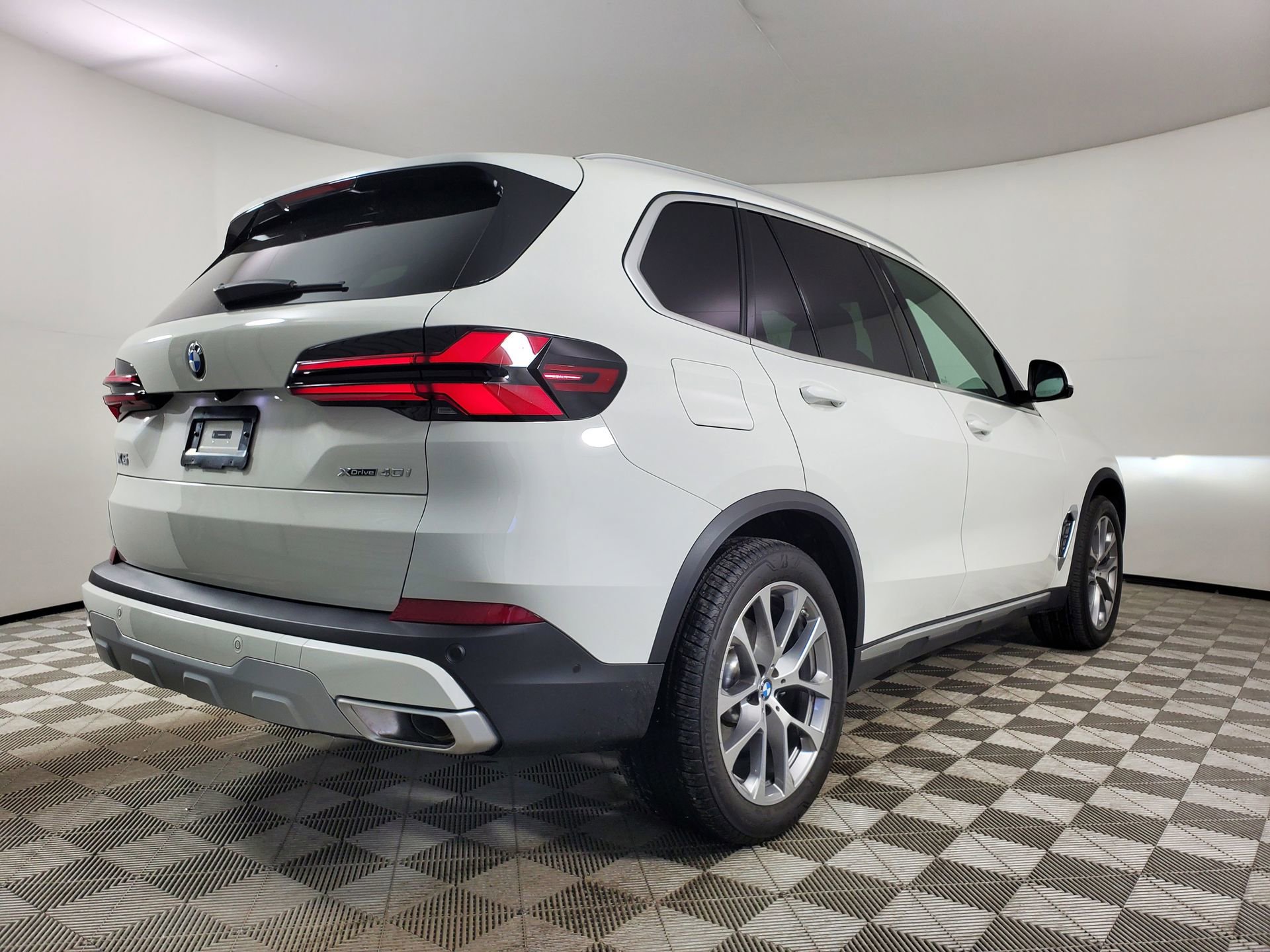 Used 2025 BMW X5 xDrive40i w/ Parking Assistance Package image 10