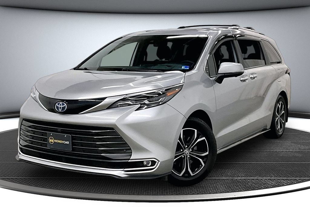 Used 2025 Toyota Sienna Platinum AWD/4WD image 3