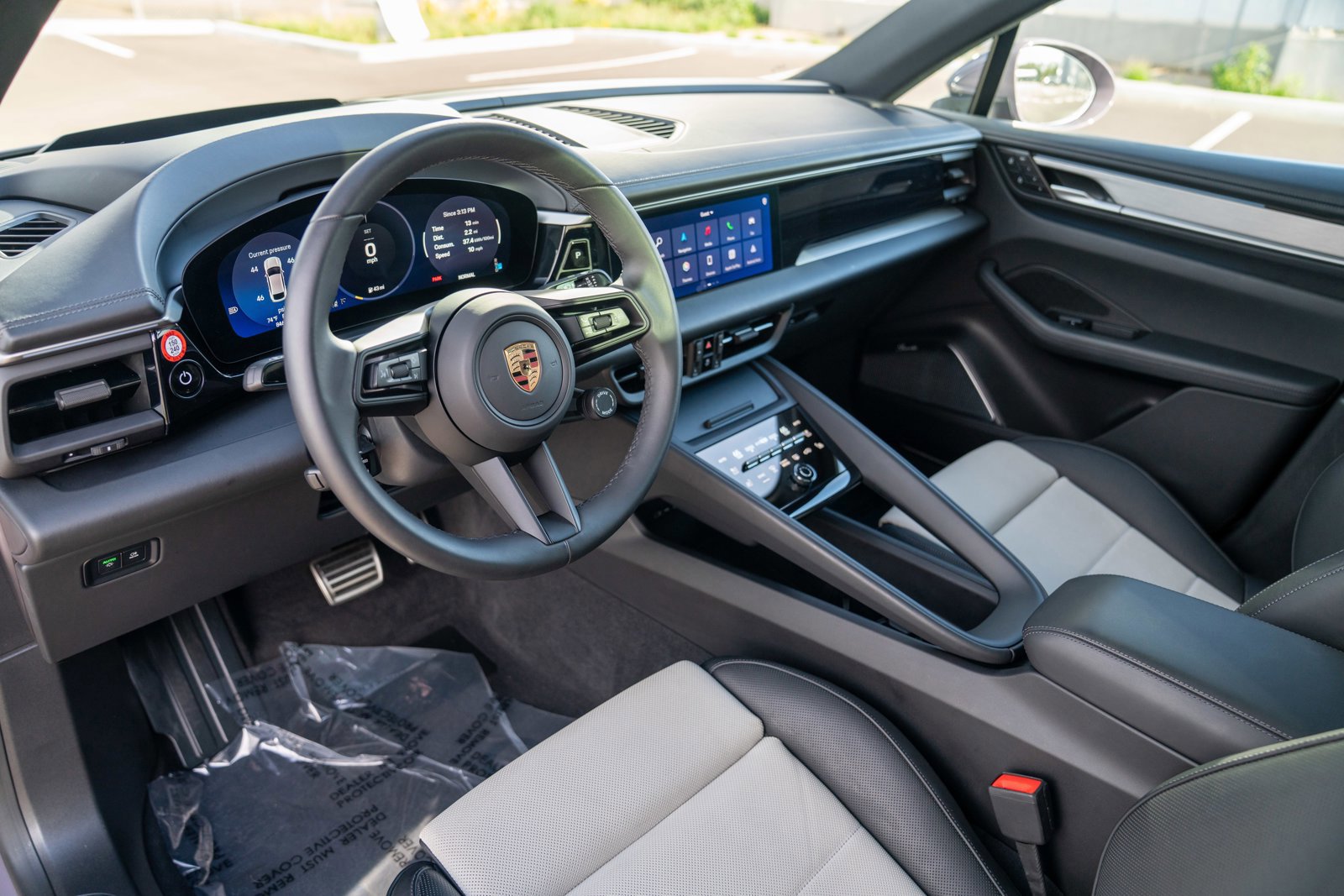 Certified 2025 Porsche Macan 4S Electric AWD/4WD image 4