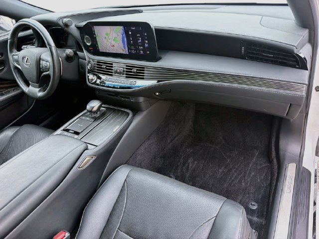Used 2022 Lexus LS 500 w/ Accessory Package (Z2) RWD image 14