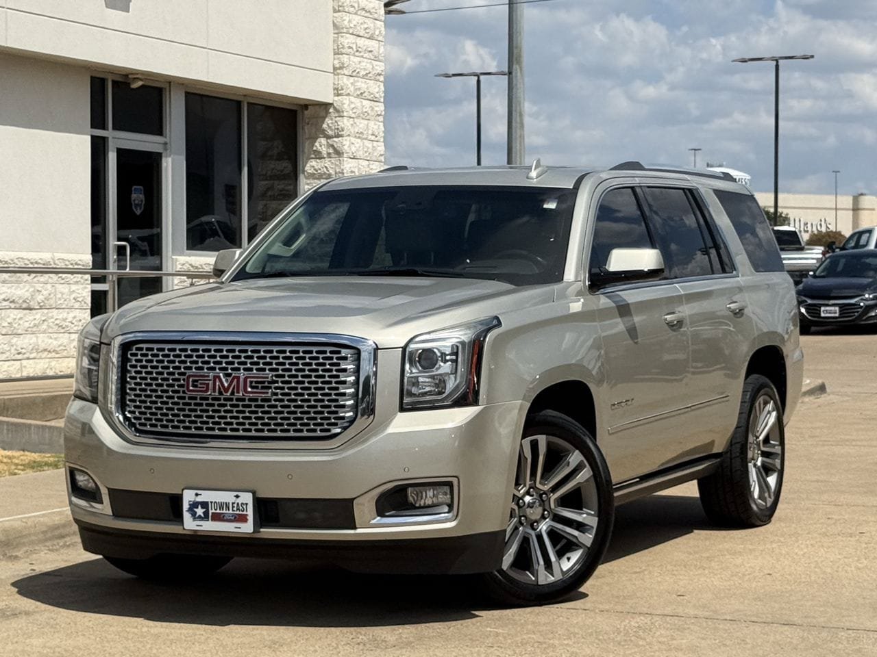 Used 2017 GMC Yukon Denali w/ Open Road Package AWD/4WD image 2
