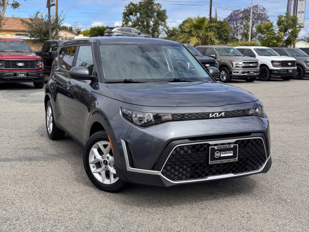 Used 2023 Kia Soul LX w/ Option Group 015 FWD image 2