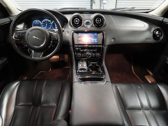 Used 2015 Jaguar XJ image 25