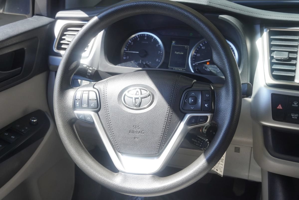 Used 2019 Toyota Highlander LE AWD/4WD image 6