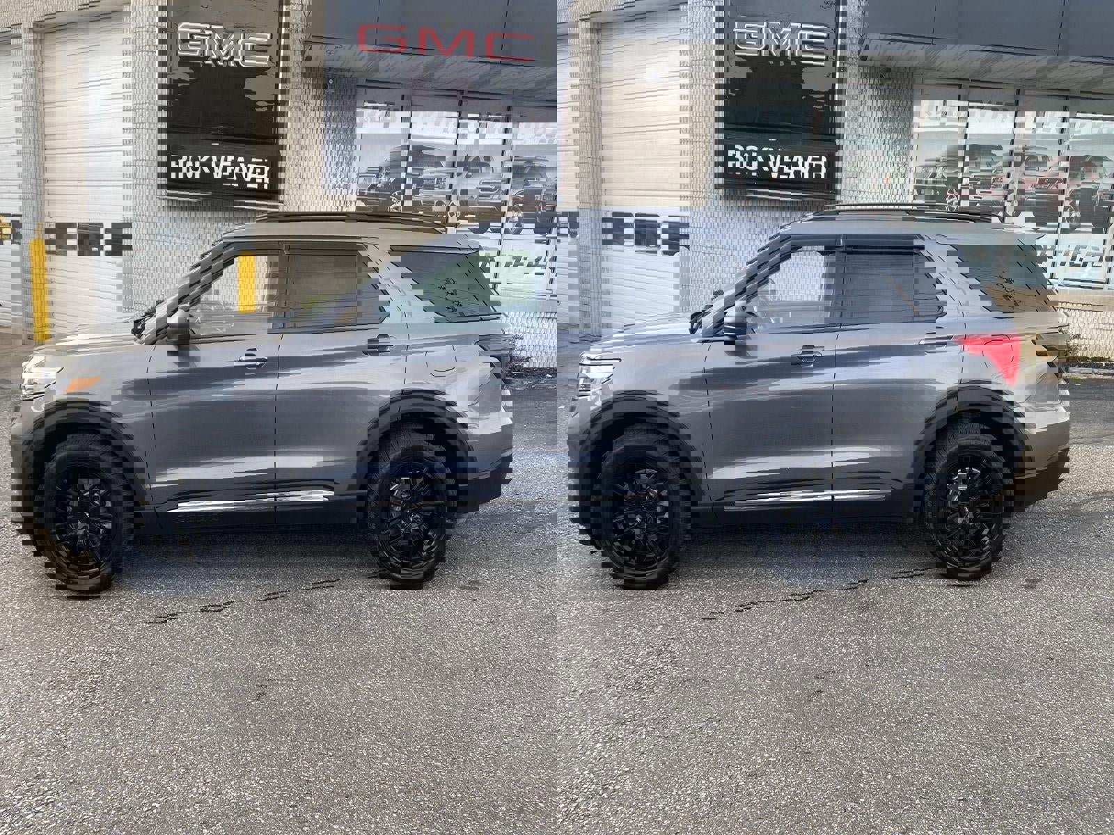 Used 2021 Ford Explorer XLT w/ Equipment Group 202A image 4