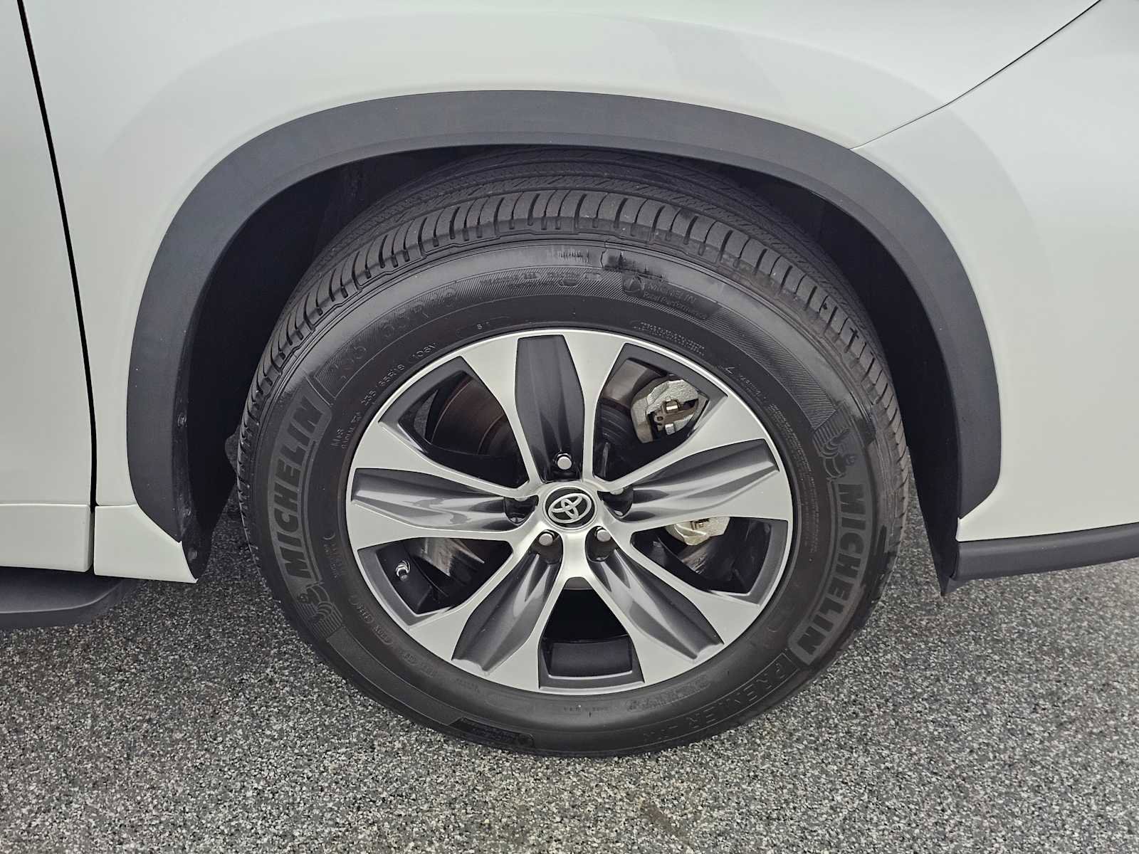 Used 2023 Toyota Highlander XLE image 9