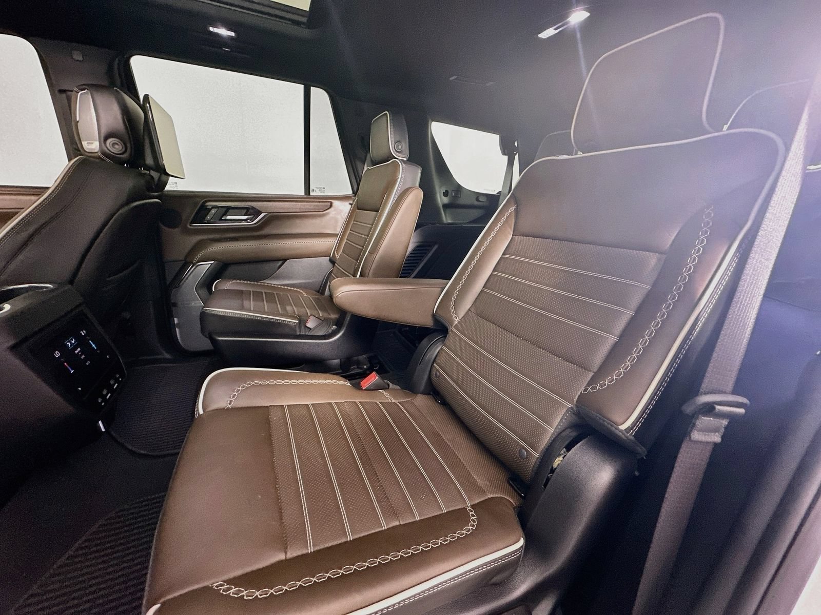 Used 2025 GMC Yukon Denali Ultimate w/ LPO, Floor Liner Package AWD/4WD image 27