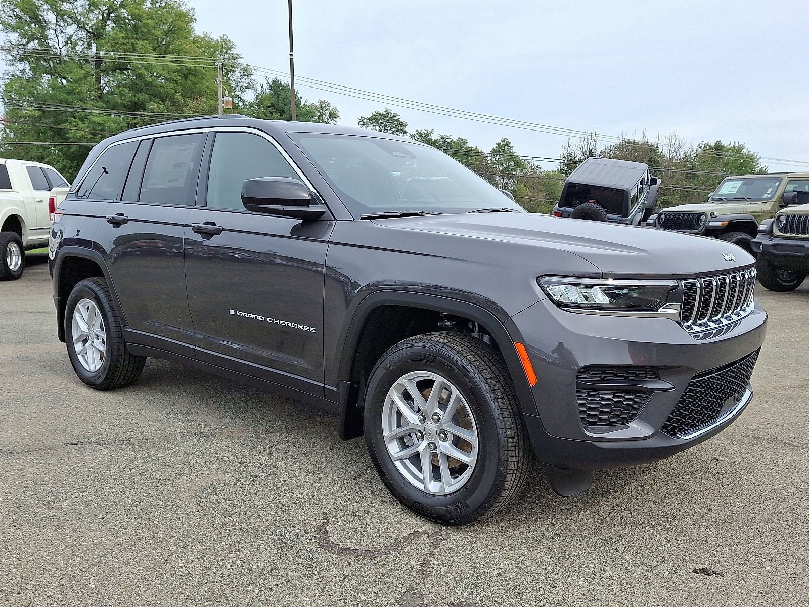 New 2025 Jeep Grand Cherokee Laredo w/ MOPAR Finishing Package