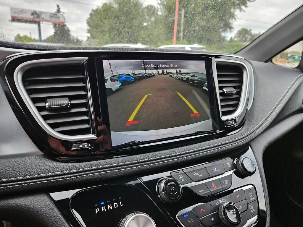 Used 2025 Chrysler Pacifica Limited FWD image 33
