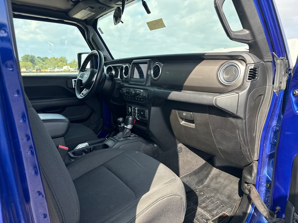 Used 2018 Jeep Wrangler Unlimited Sahara AWD/4WD image 31