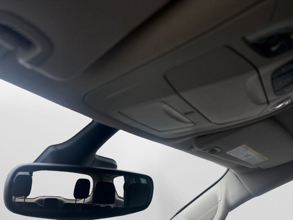 Used 2023 Chrysler Pacifica Touring-L image 27