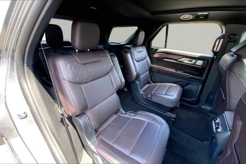 Used 2025 Ford Explorer Platinum w/ LUX Leather Package AWD/4WD image 17