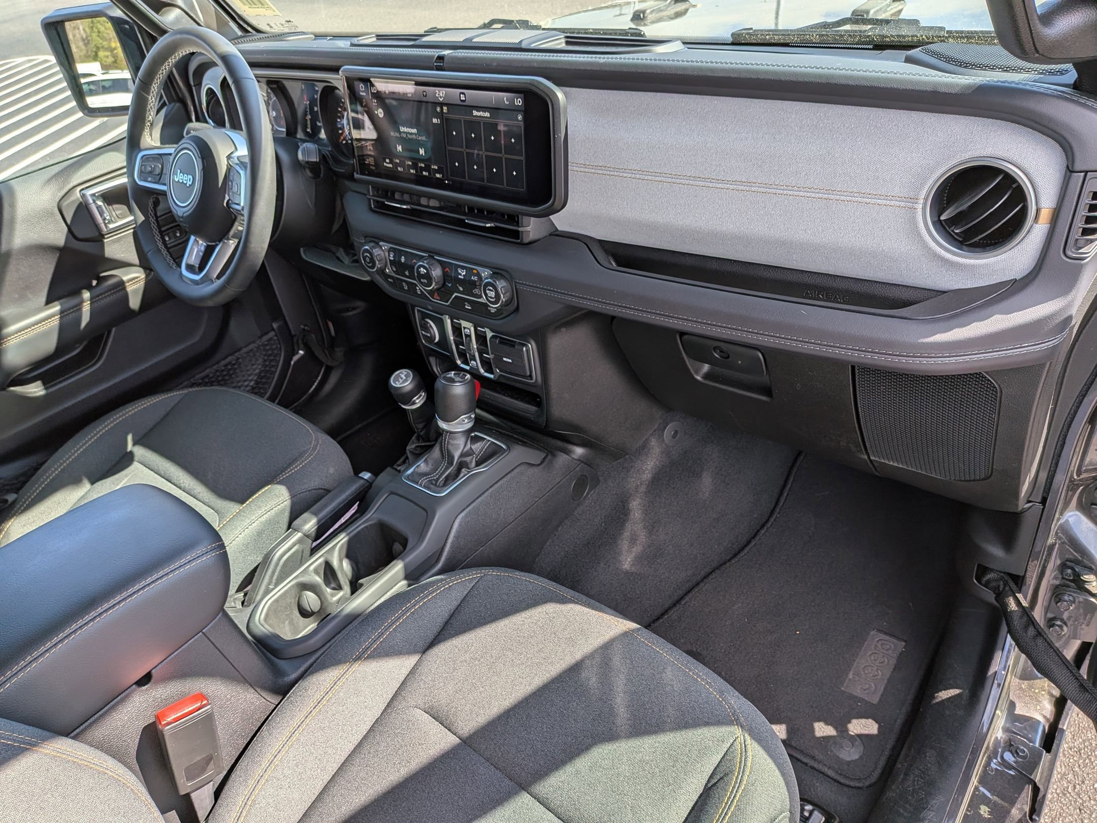 Used 2025 Jeep Wrangler Sahara AWD/4WD image 34