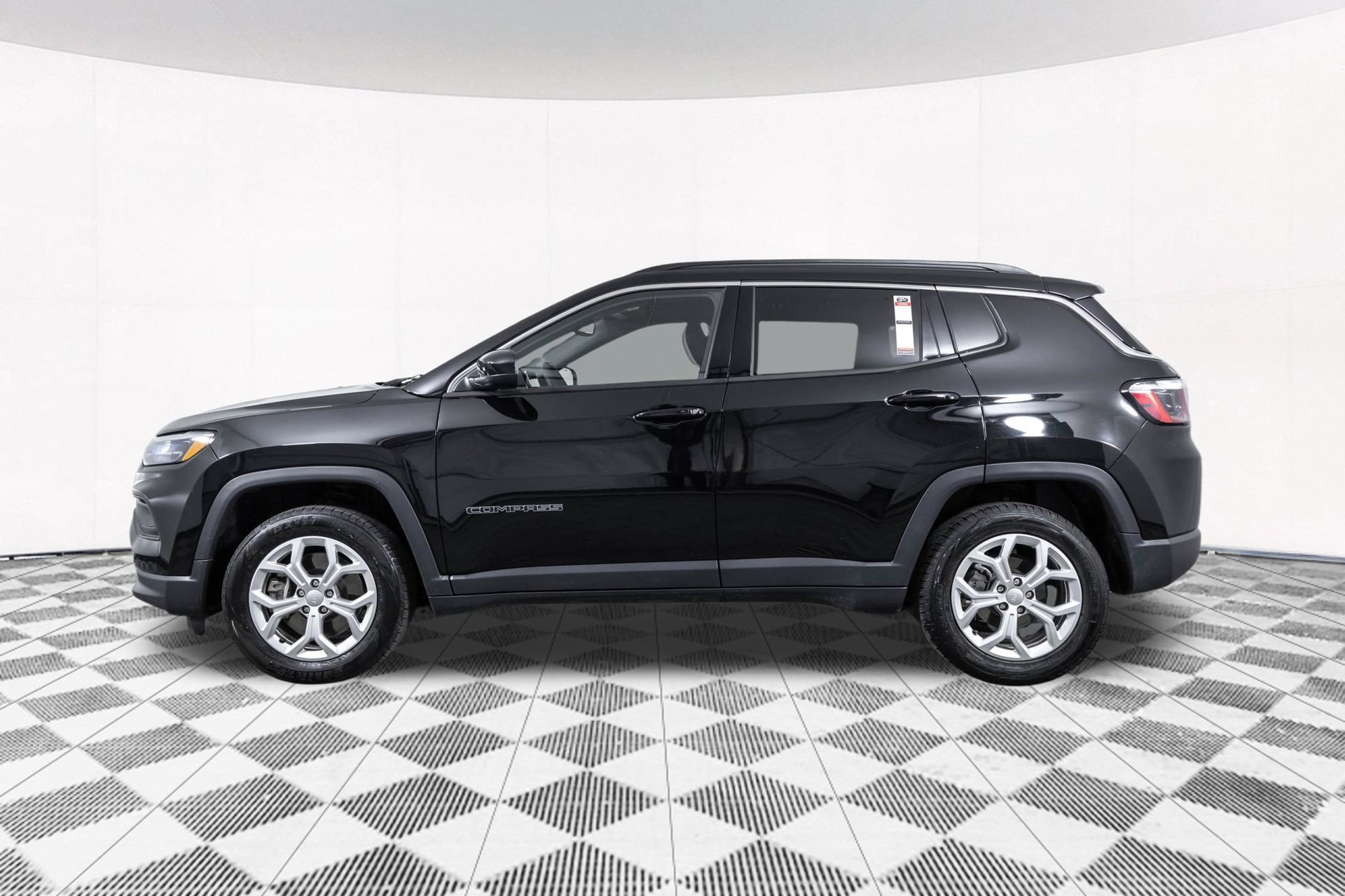Used 2024 Jeep Compass Latitude AWD/4WD image 12