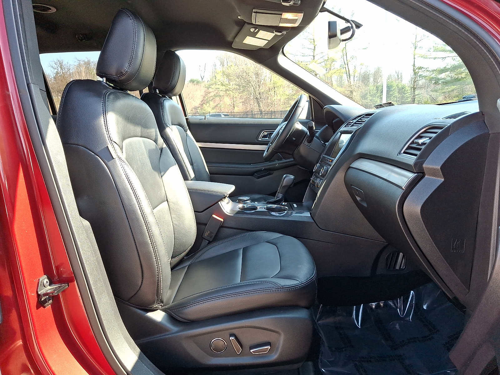 Used 2018 Ford Explorer XLT w/ Equipment Group 202A image 19