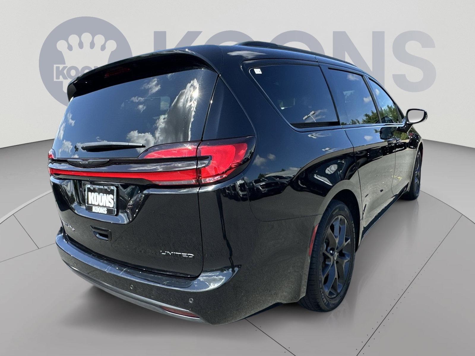 Used 2025 Chrysler Pacifica Limited FWD image 11