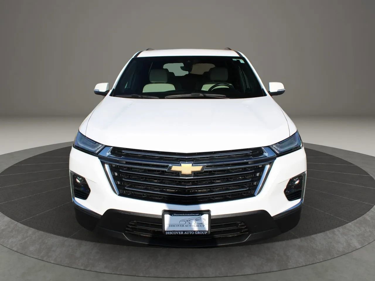 Used 2023 Chevrolet Traverse LT w/ Rear Camera Mirror Package image 2