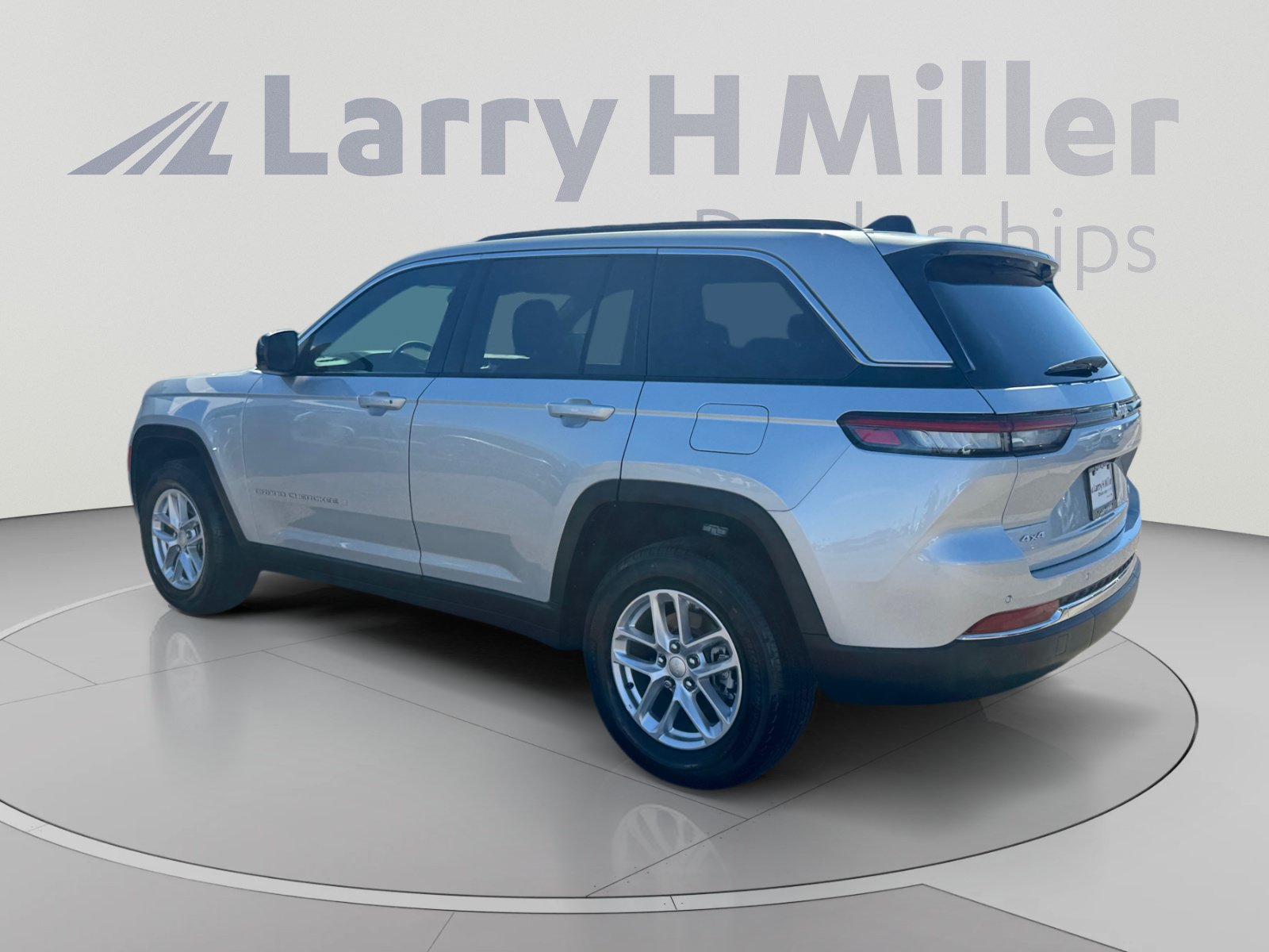 Used 2025 Jeep Grand Cherokee Laredo w/ Luxury Tech Group I AWD/4WD image 3