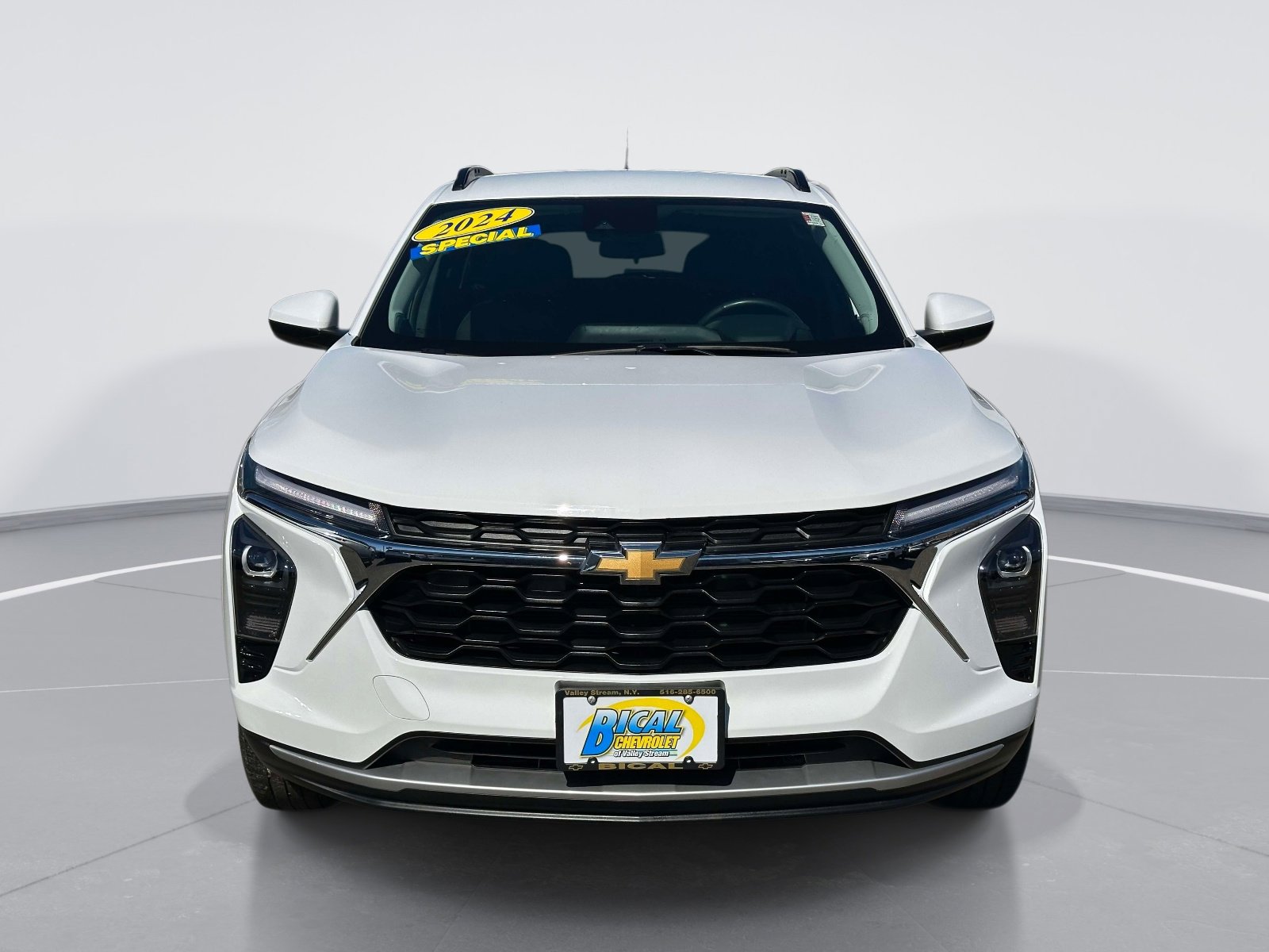 Used 2024 Chevrolet Trax LT w/ Driver Confidence Package FWD image 2