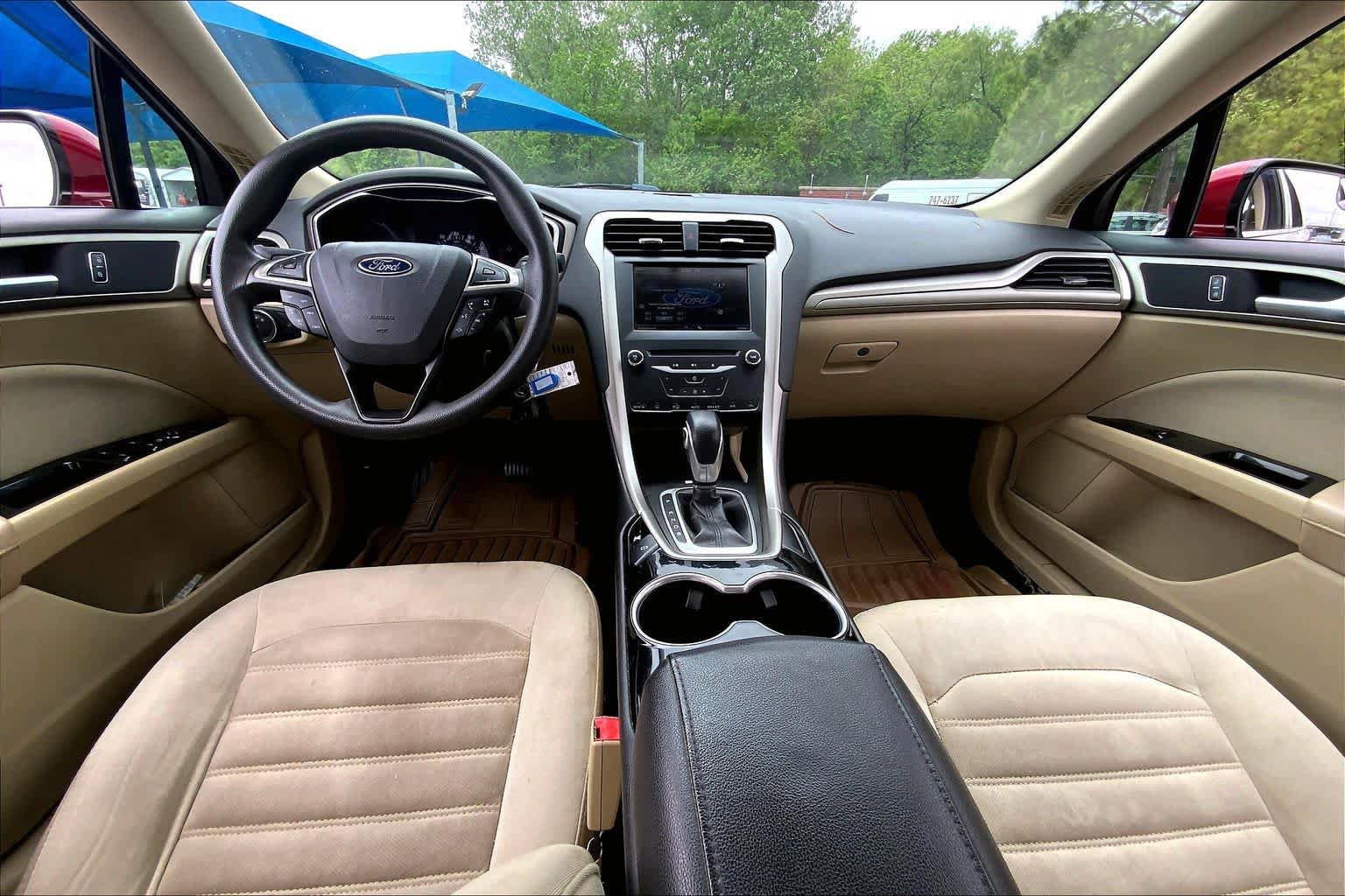 Used 2015 Ford Fusion SE FWD image 16