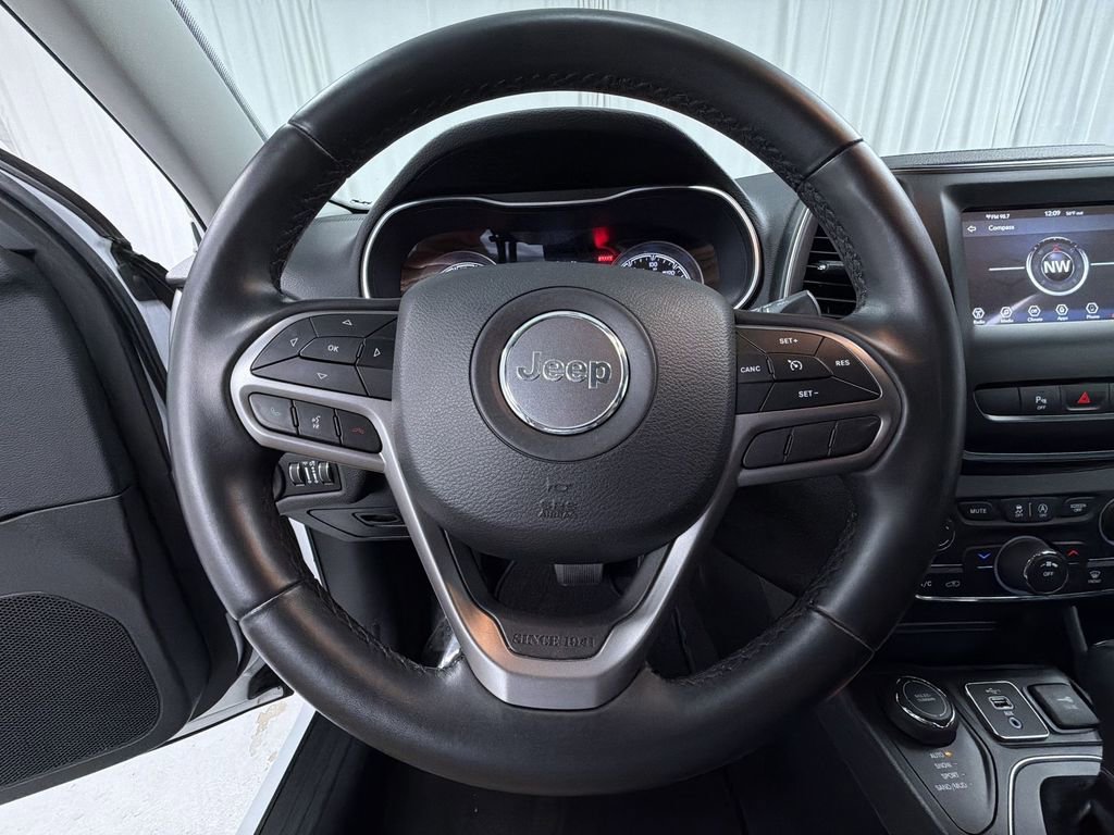 Used 2019 Jeep Cherokee Latitude Plus AWD/4WD image 24