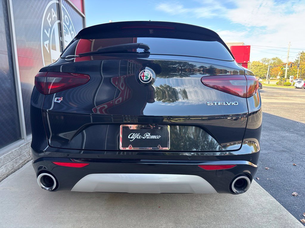 Used 2023 Alfa Romeo Stelvio Ti Lusso w/ Quick Order Package 22X Lusso AWD/4WD image 11