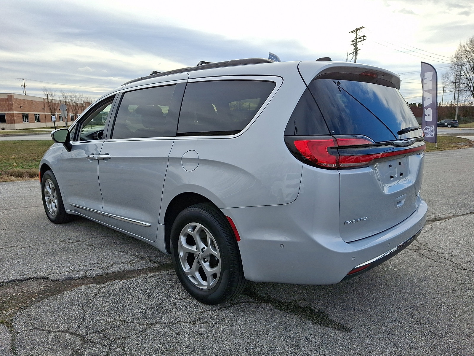 Used 2023 Chrysler Pacifica Limited image 6