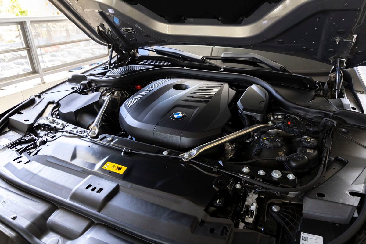 New 2026 BMW 550e xDrive w/ Premium Package AWD/4WD image 37
