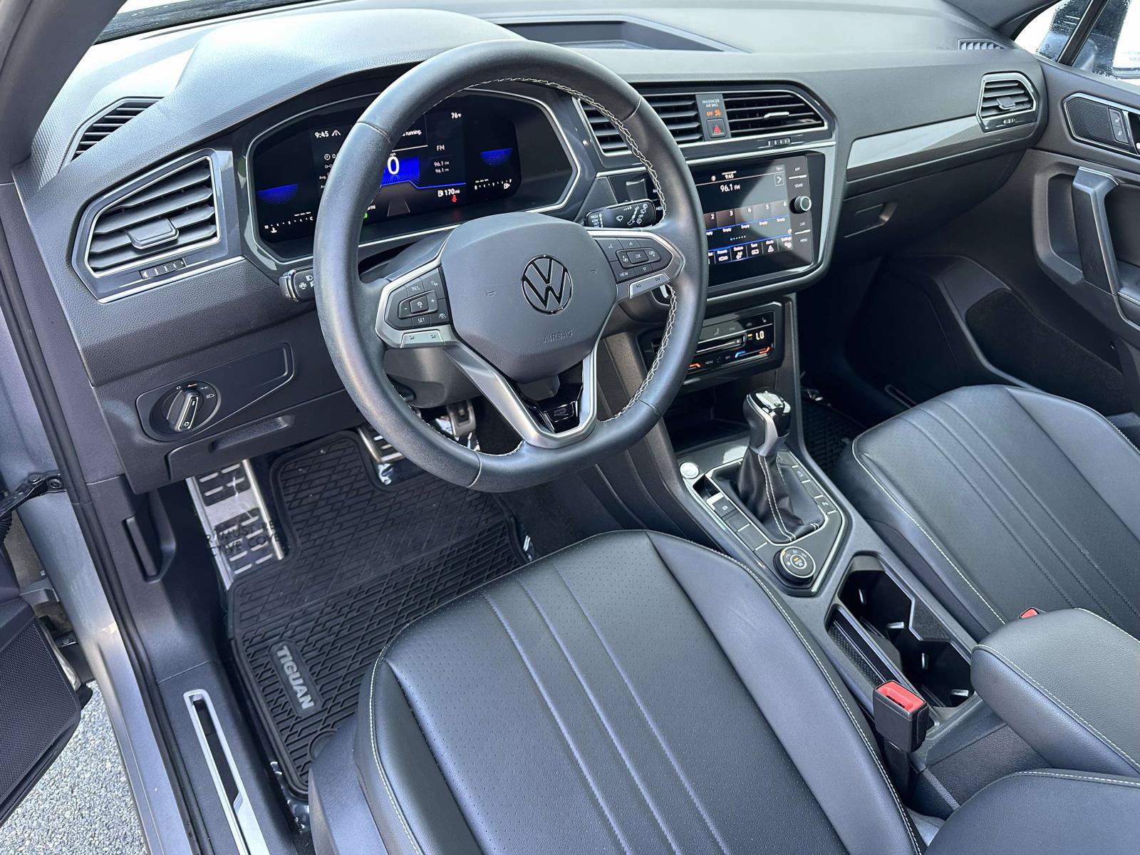 Used 2023 Volkswagen Tiguan SE R-Line AWD/4WD image 9