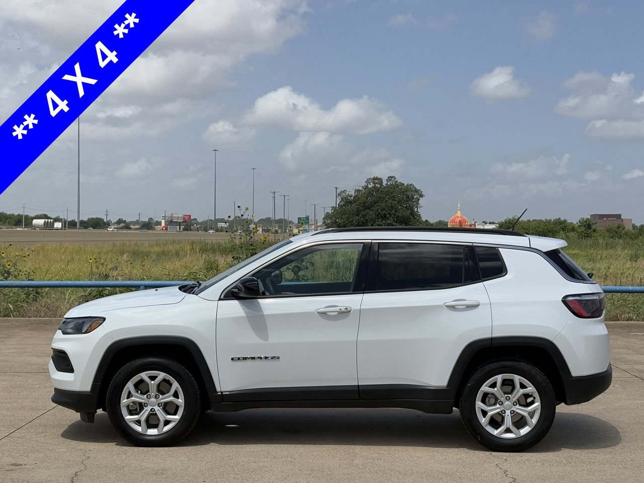 Used 2024 Jeep Compass Latitude AWD/4WD image 3