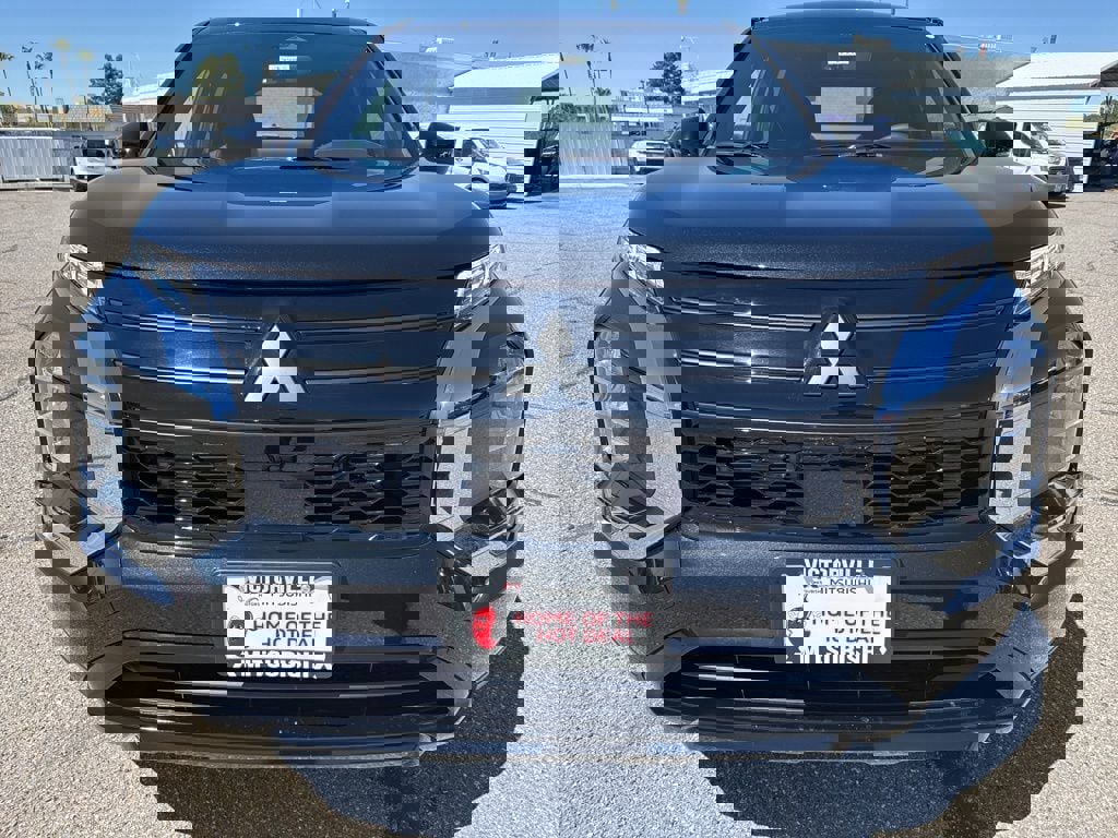 New 2026 Mitsubishi Outlander LE FWD image 2