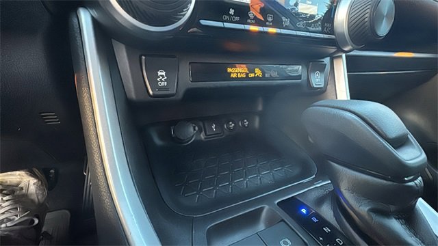 Used 2021 Toyota RAV4 LE image 18