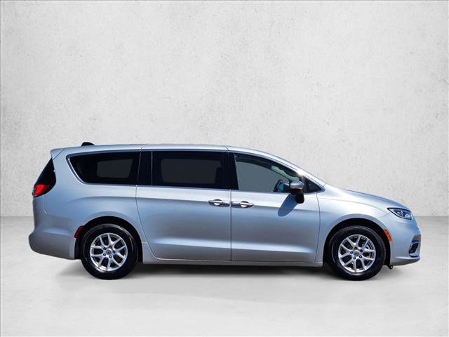 Used 2023 Chrysler Pacifica Touring-L video 4