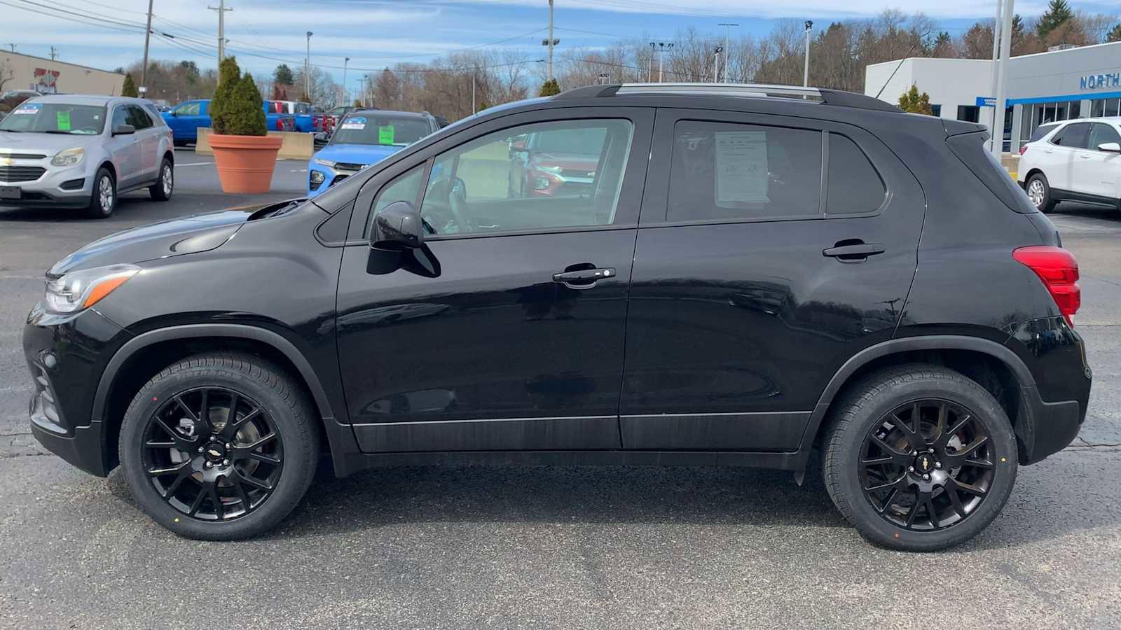 Certified 2022 Chevrolet Trax LT w/ Midnight Edition image 5
