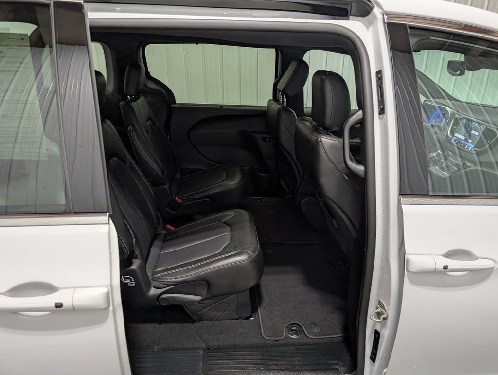 Used 2027 Chrysler Pacifica Select FWD image 24