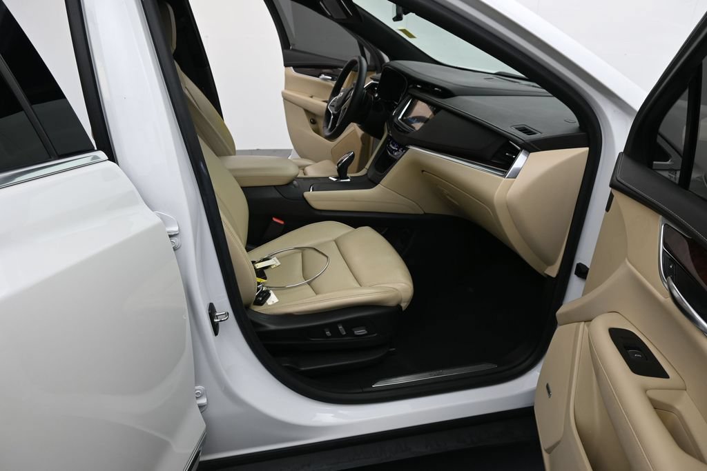 Used 2017 Cadillac XT5 Luxury w/ Driver Awareness Package FWD image 22