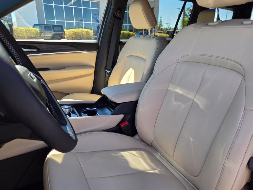 New 2026 Jeep Grand Cherokee L Limited w/ Limited Altitude Package AWD/4WD image 6