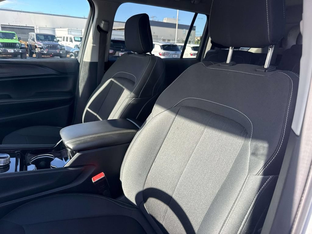 Used 2023 Jeep Grand Cherokee L Laredo AWD/4WD image 17