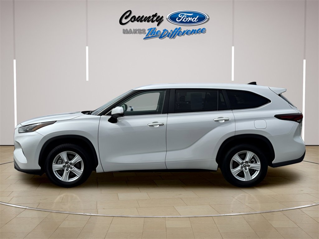 Used 2024 Toyota Highlander LE image 3