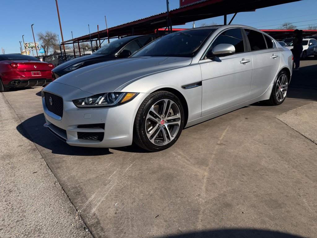 Used 2017 Jaguar XE Premium image 36