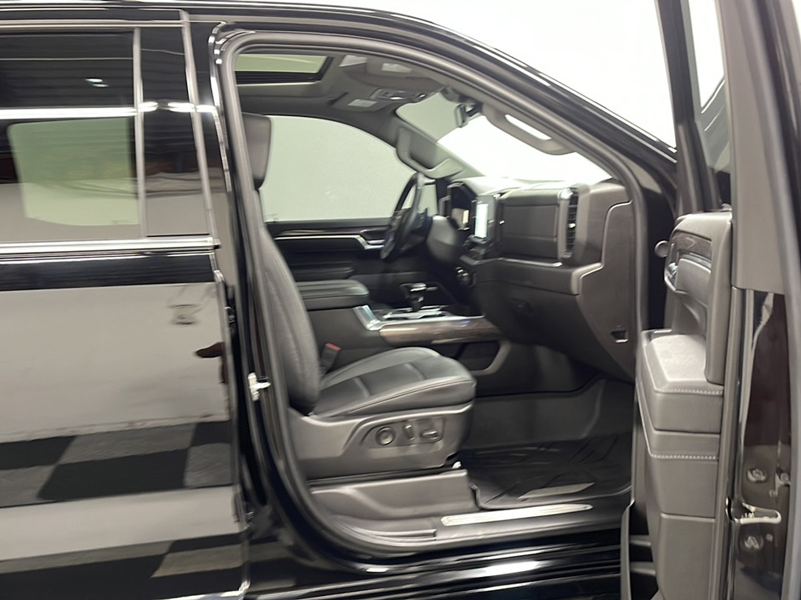 Used 2025 Chevrolet Silverado 1500 LTZ w/ LTZ Premium Package AWD/4WD image 22