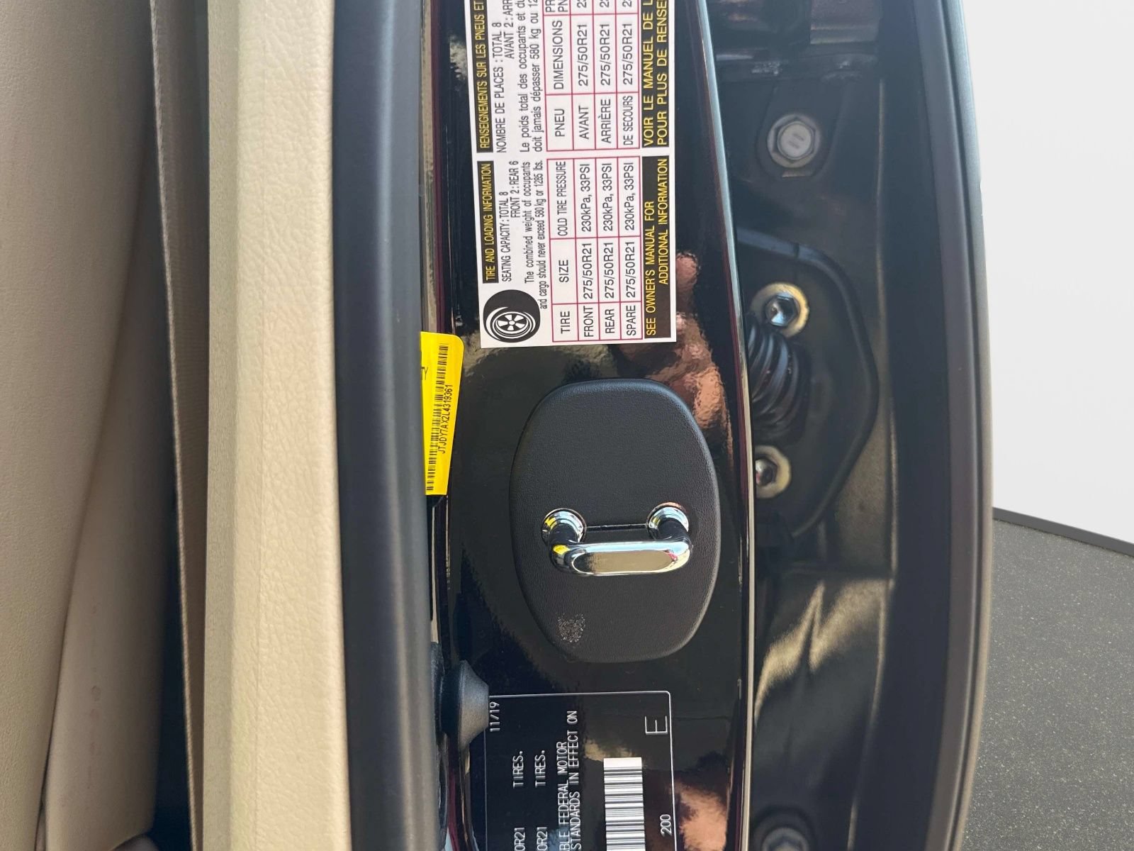 Used 2020 Lexus LX 570 4WD w/ 3rd Row & Luxury Pkg image 30