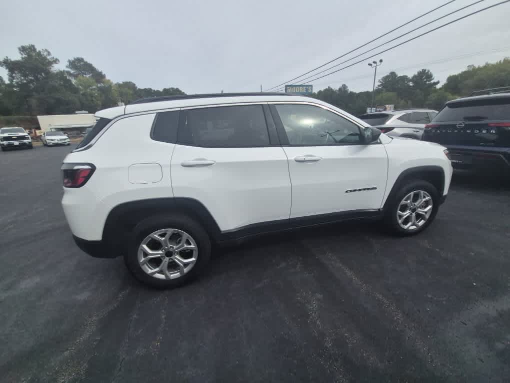 Used 2025 Jeep Compass Latitude AWD/4WD image 8